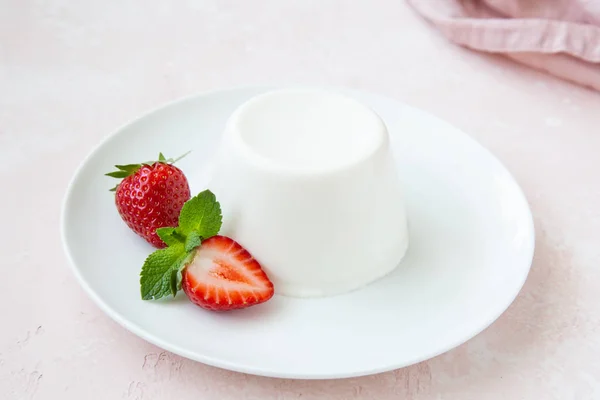 Panna cotta, dolce tradizionale italiano, servita con stra fresco — Foto Stock