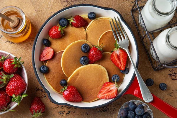 Pfannkuchen mit frischen Beeren in roter Pfanne zum Frühstück — Stockfoto