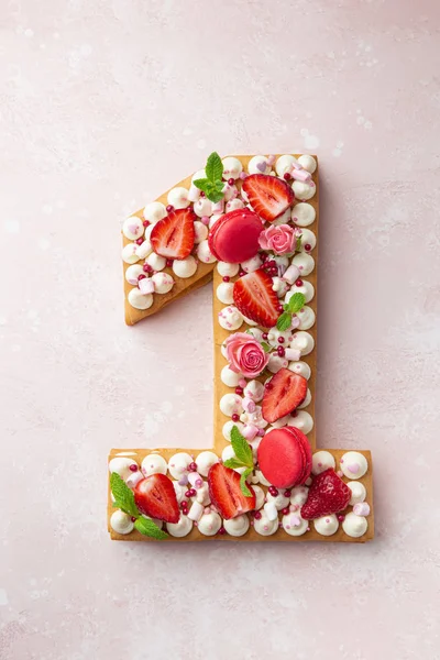 Number  1 naked honey cake for Birthday, pink background, — Stock Photo, Image