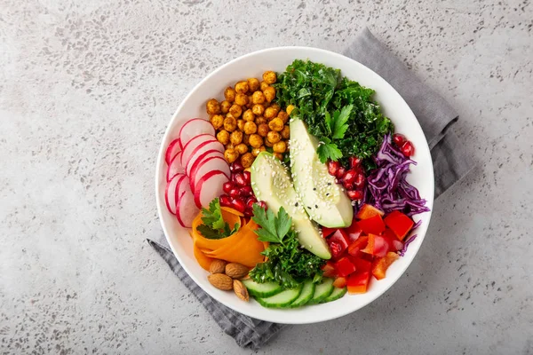 Avokado ile öğle kase salatası, kavrulmuş nohut, lahana, salatalık — Stok fotoğraf