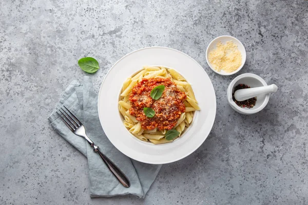 Pasta Penne Con Pausa Boloñesa Plato Blanco Vista Superior —  Fotos de Stock