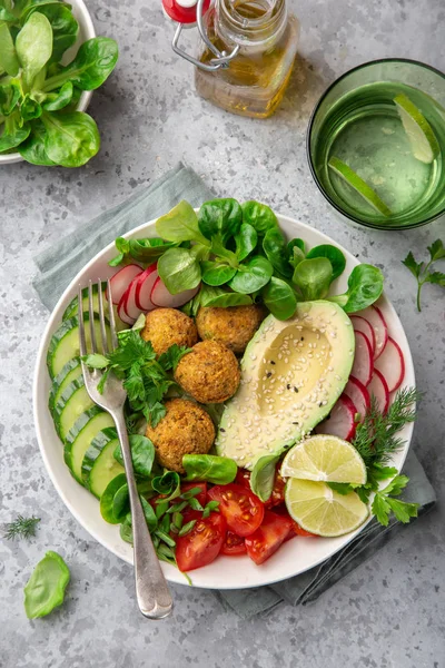 Sallad Med Avokado Falafel Gurka Tomat Och Redish Hälsosam Vegansk — Stockfoto