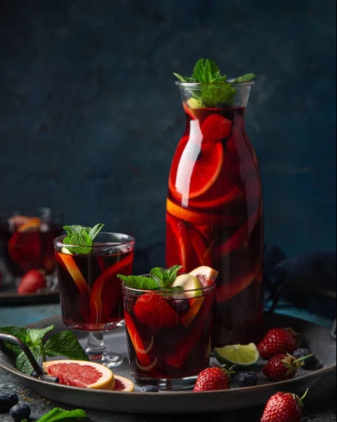 Sangria maison au vin rouge aux fruits et baies — Photo