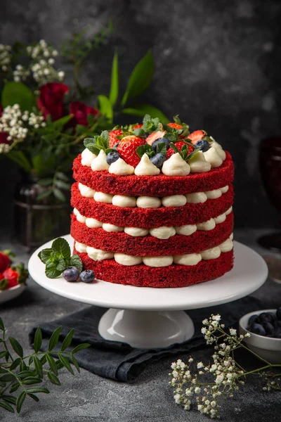 Caseiro em camadas bolo de veludo vermelho, fundo escuro — Fotografia de Stock