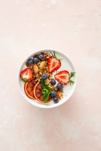 Hausgemachtes Müsli mit Joghurt und frischen Erdbeeren, Blaubeeren und — Stockfoto
