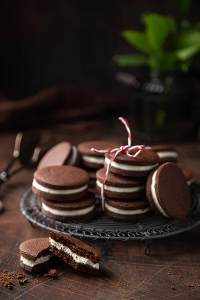 Homemade chocolate sandwich cookies with cream cheese filling — Stock Photo, Image