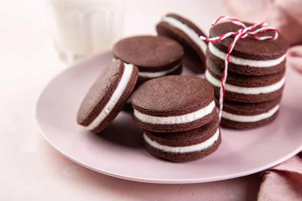 Biscoitos de chocolate caseiros com recheio de queijo creme — Fotografia de Stock
