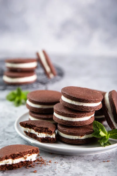 Biscoitos de chocolate caseiros com recheio de queijo creme — Fotografia de Stock