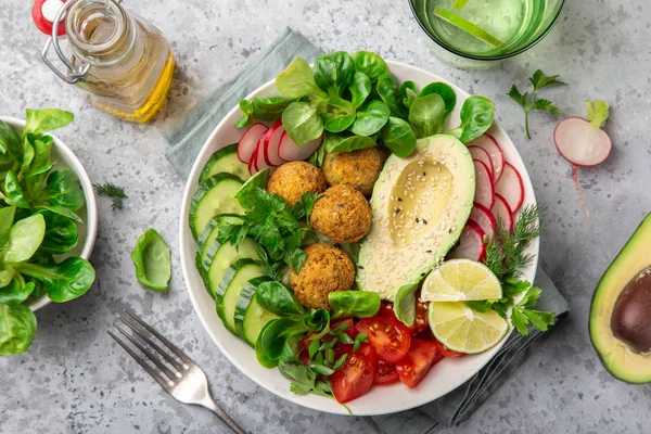 Ensalada con aguacate, falafel, pepino, tomate y redish, salud —  Fotos de Stock