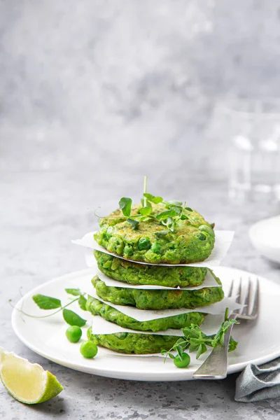 Healthy vegan green peas fritters — Stock Photo, Image