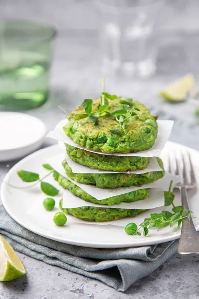 Healthy green peas patties, vegetarian meal — Stock Photo, Image
