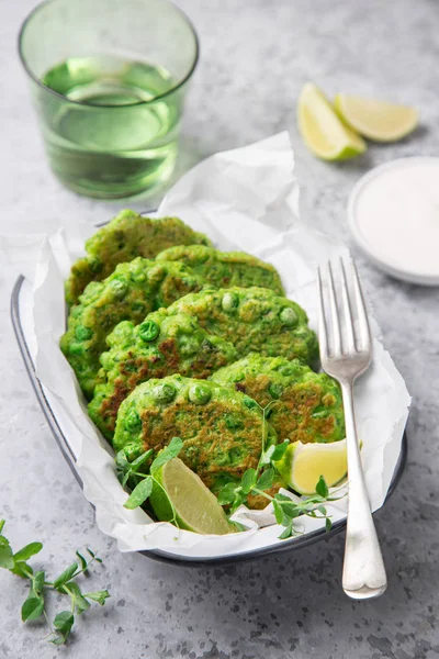 Healthy green peas fritters, vegetarian meal — Stock Photo, Image