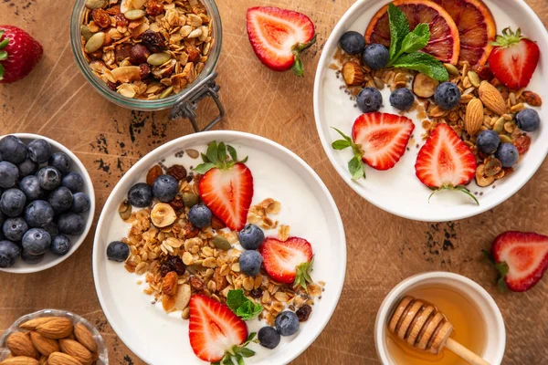 Concepto de desayuno saludable. Granola casera, miel, yogur y f —  Fotos de Stock