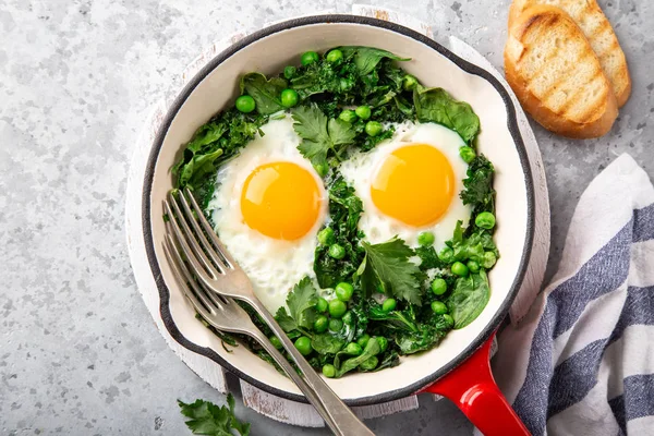 Pequeno-almoço saudável. ovos fritos com couve, espinafre e ervilhas verdes — Fotografia de Stock