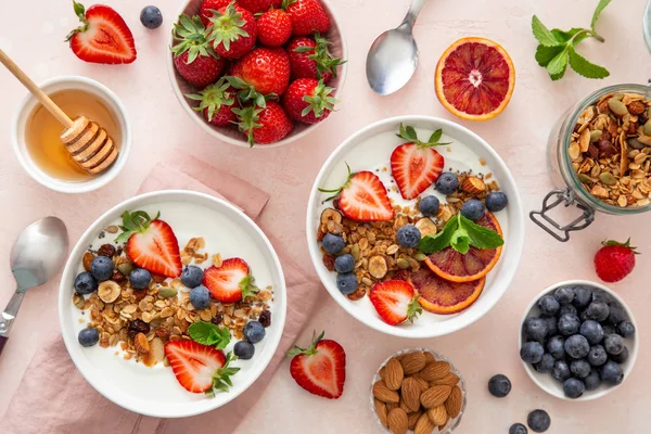 Az egészséges reggeli. Házi Granola joghurttal és friss Berr — Stock Fotó