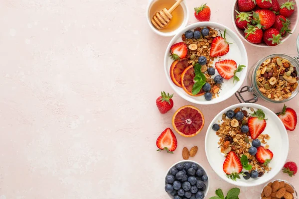 Pojetí zdravé snídaně. Potravinové pozadí s domácí granolou — Stock fotografie