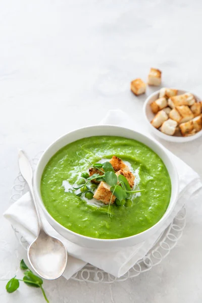 흰색 그릇에 녹색 완두콩 크림 수프 — 스톡 사진