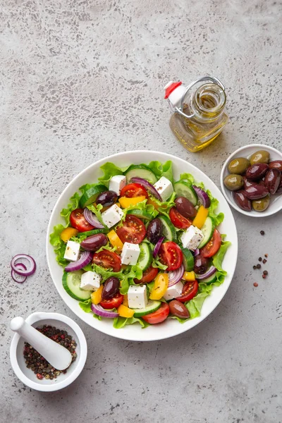 Insalata greca (pomodoro, cetriolo, bel pepe, olive e feta che — Foto Stock