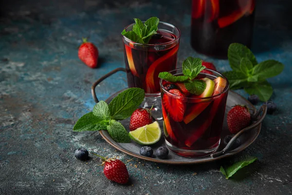 Verre de sangria maison de vin rouge aux fruits et baies — Photo