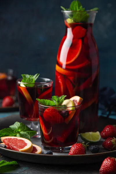 Склянка домашнього червоного вина сангрія з фруктами та ягодами — стокове фото
