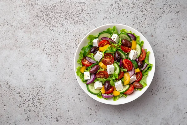 Ensalada griega (tomate, pepino, pimiento, aceitunas y queso feta che —  Fotos de Stock