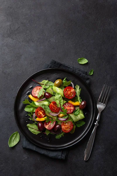新鲜蔬菜沙拉,番茄、黄瓜、辣椒和欧利夫 — 图库照片