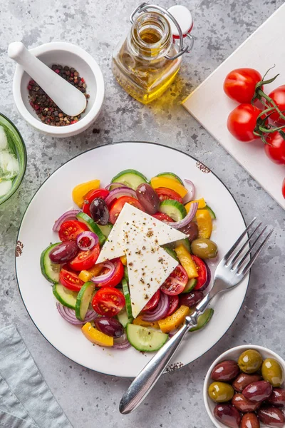 Insalata di verdure fresche (pomodoro, cetriolo, bel pepe, olive e — Foto Stock