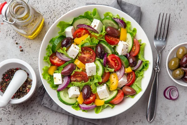 Ensalada griega fresca (tomate, pepino, pimiento, aceitunas y fe — Foto de Stock