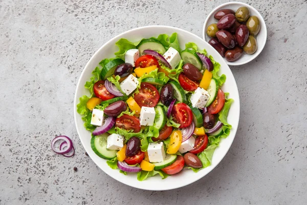 Insalata greca fresca (pomodoro, cetriolo, bel pepe, olive e fe — Foto Stock