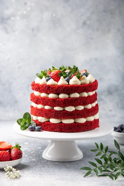 Uroczysty Red Velvet ciasto na białym stoisku ciasto — Zdjęcie stockowe
