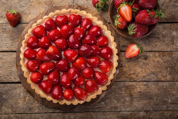 Delicious strawberry tart on wooden background — Stock Photo, Image