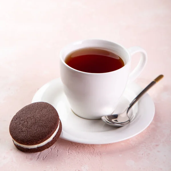 Csésze tea és házi csokoládé szendvics kekszek — Stock Fotó