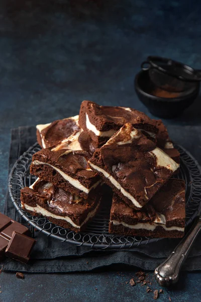 Deliciosos brownies de chocolate con pastel de queso — Foto de Stock