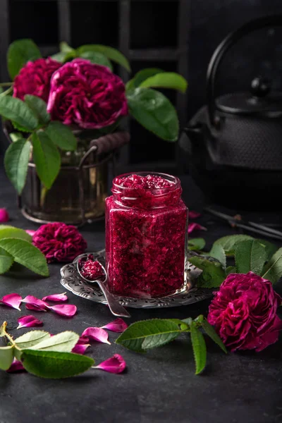 Köstliche hausgemachte Rosenmarmelade im Glas mit Rosenblüten — Stockfoto