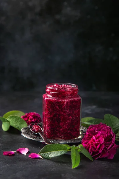 Lahodné domácí růžové marmelády ve sklenici s růžovou květinou — Stock fotografie