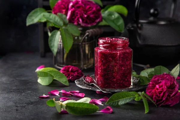 Lahodné domácí růžové marmelády ve sklenici s růžovou květinou — Stock fotografie