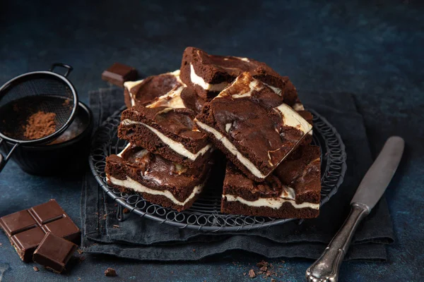 Délicieux brownies au chocolat au gâteau au fromage — Photo