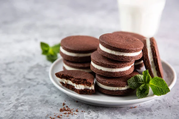 Chocolade koekjes met roomkaas vulling — Stockfoto