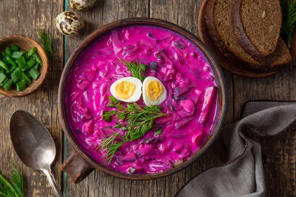 Soupe de betteraves froides avec eeg — Photo