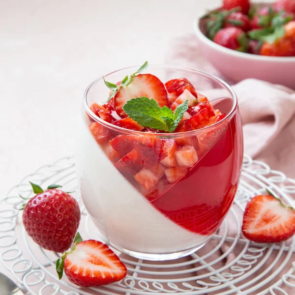 Kelapa dan strawberry jelly berlapis makanan penutup dengan berry segar — Stok Foto