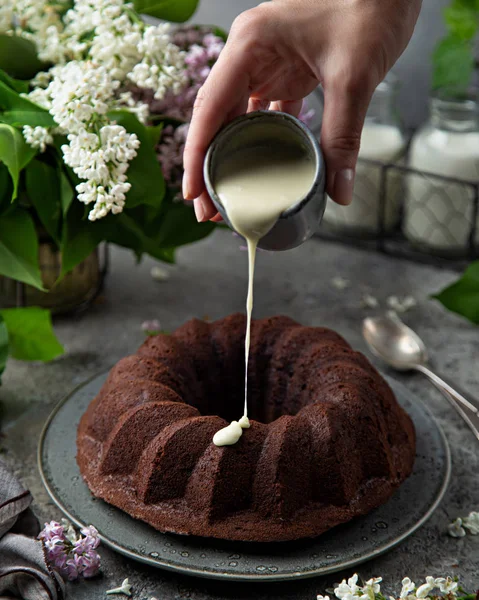 Schokoladenkuchen mit weißer Schokoladenglasur — Stockfoto