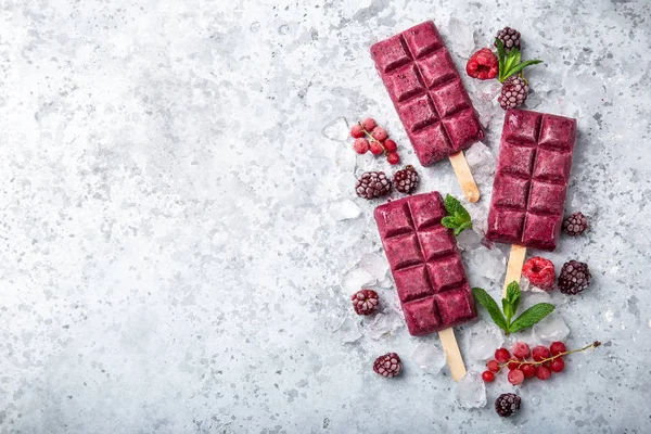 Ghiaccioli gelato alle bacche con frutti di bosco congelati — Foto Stock