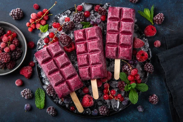 Ghiaccioli gelato alle bacche con frutti di bosco congelati — Foto Stock