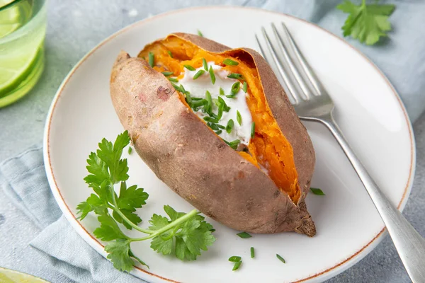 Gebakken zoete aardappel met yoghurt sausce op witte plaat — Stockfoto