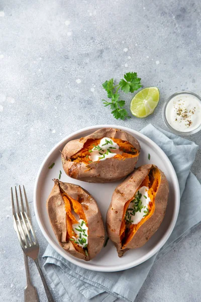 Baked sweet potato with yogurt sause and chives — Stock Photo, Image