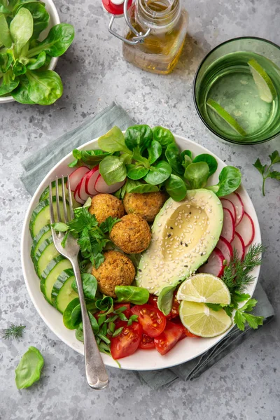 Avokado Ile Salata Falafel Salatalık Domates Redish Sağlıklı Vegan Öğle — Stok fotoğraf