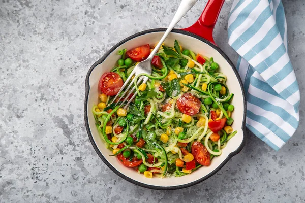 Macarrão de abobrinha com tomate, milho e ervilhas verdes na panela, saudável — Fotografia de Stock