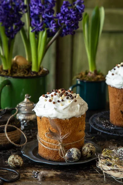 Traditionelles orthodoxes Osterbrot kulich, rustikales Vintage Holz — Stockfoto