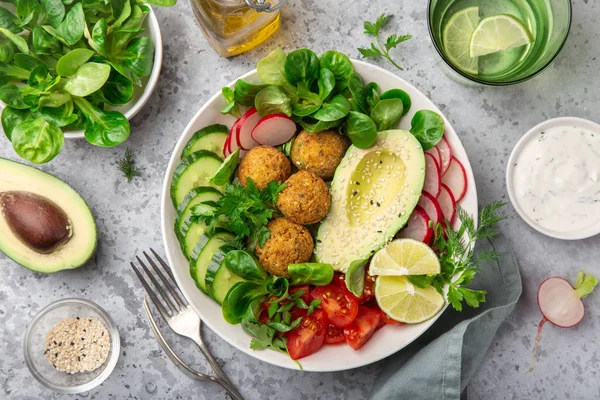 Salată de prânz vegană sănătoasă cu avocado, falafel, castravete, t — Fotografie, imagine de stoc