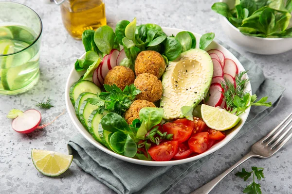 Hälsosam vegansk lunch skål sallad med avokado, falafel, gurka, t — Stockfoto